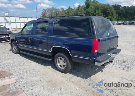 1998 Chevrolet Suburban 1500 z USA, uszkodzony, nr VIN 1GNEC16R5WJ301978